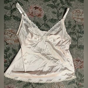 Super pretty floral lacy trim satiny slip cami
Vintage size 34 🤍☁️💐